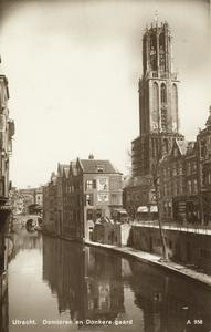 1595 Gezicht op de Oudegracht te Utrecht met rechts de Domtoren; in het midden de huizen Donkere Gaard 1-13.